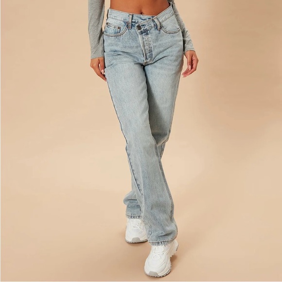 FashionNova Crossover Straight Leg Light Blue Wash Size 5 (Runs Big) - Picture 1 of 6